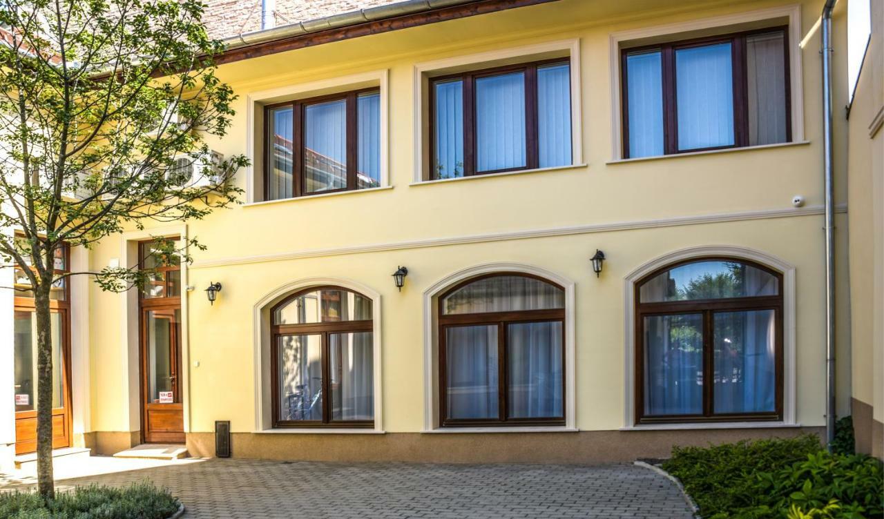 Centrum Apartman Cegled Luaran gambar